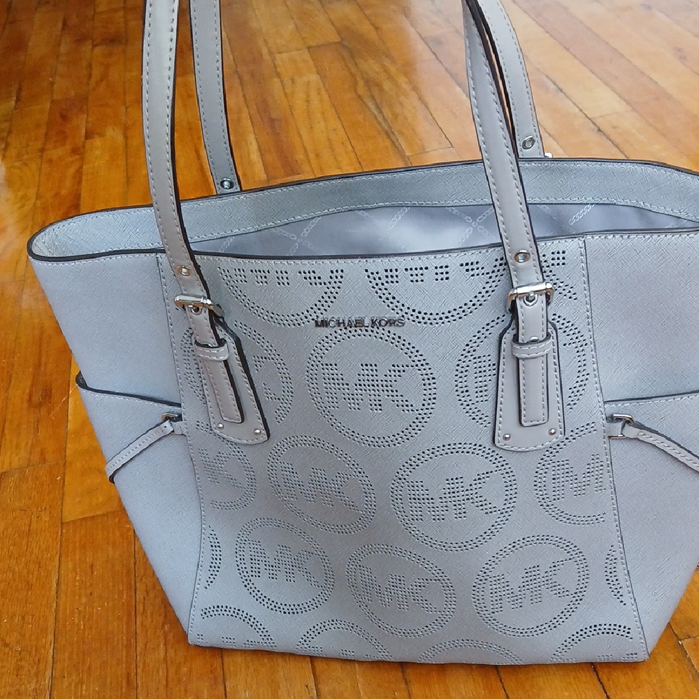 Michael Kors Voyager East West Tote - Picture 1 of 9